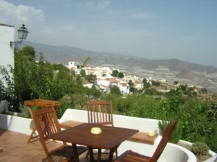 Terraza. Al fondo, Gualchos